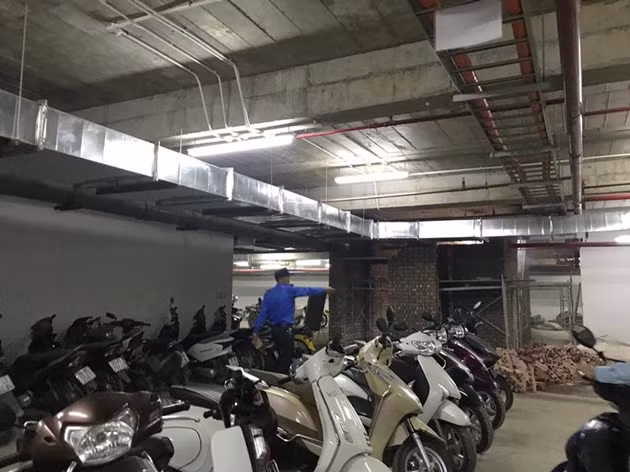 Việc dự án AZ Lâm Viên Complex chưa được cơ quan chức năng nghiệm thu công trình, nghiệm thu PCCC nhưng chủ đầu tư đã "lùa" dân vào ở đang tiềm ẩn nhiều nguy hiểm, nhất là cháy nổ đe dọa trực tiếp đến mạng sống của người dân. (Ảnh: Báo Xây Dựng).