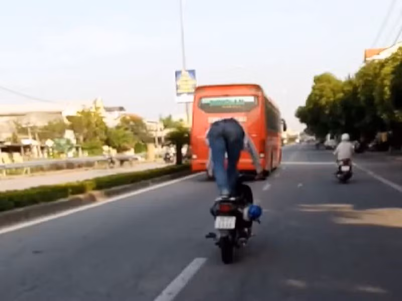 Nguoi dung tren yen xe may khi chay xe bi phat tien