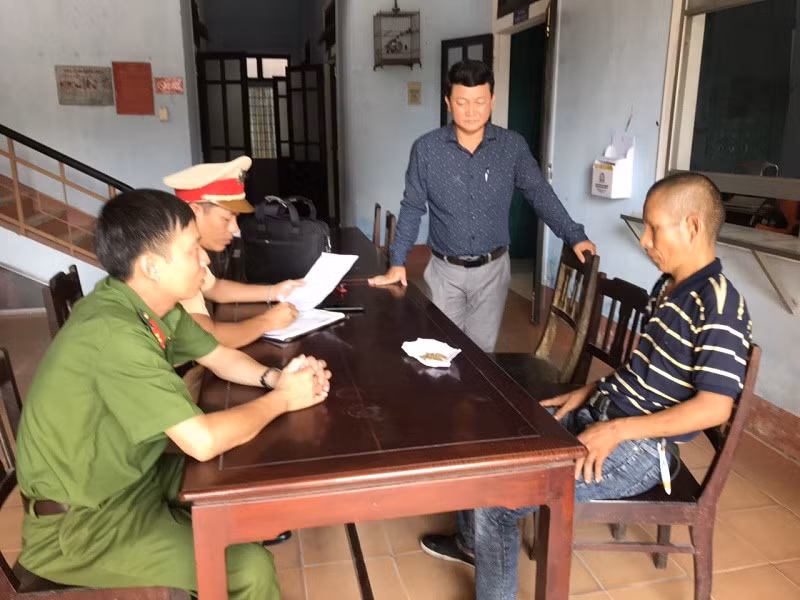 Nguoi dung tren yen xe may khi chay xe bi phat tien-Hinh-2