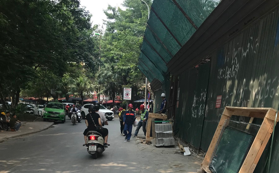 Công nhân vẫn vận chuyển vật liệu xây dựng ra vào công trường dự án Hà Nội Golden Lake - B7 Giảng Võ một cách thản nhiên.