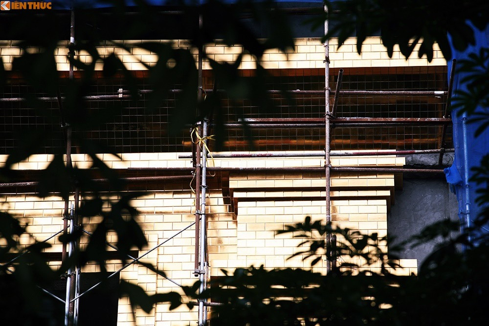 Những phần tường bề mặt bên ngoài của dự án Hà Nội Golden Lake - B7 Giảng Võ được Tập đoàn Hòa Bình ốp gạch vàng 24k.