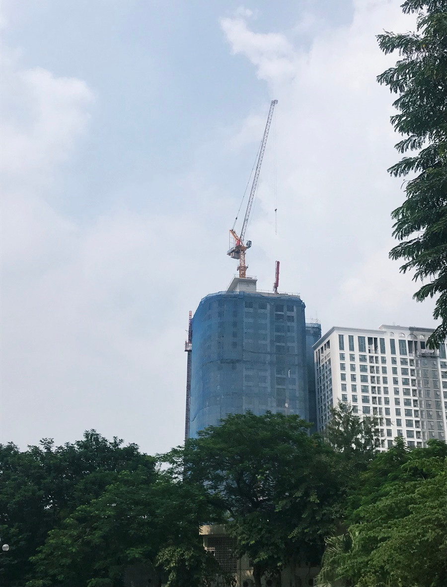 Toàn cảnh công trình dát vàng Hà Nội Golden Lake - B7 Giảng Võ vi phạm trật tự xây dựng.