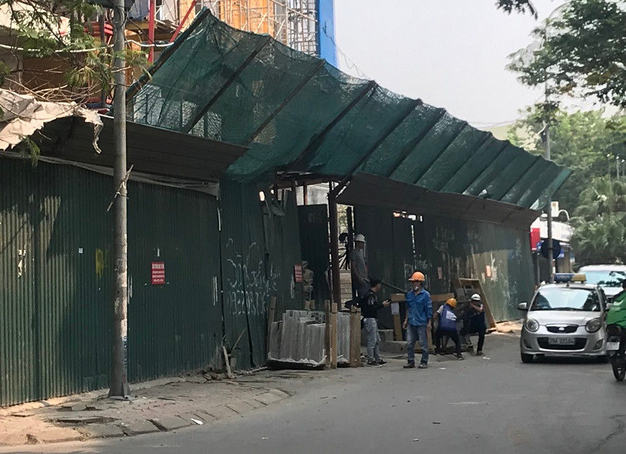 Tại buổi làm việc với PV Kiến Thức ngày 17/10, lãnh đạo UBND phường Giảng Võ cho biết, các lực lượng chức năng của UBND phường, Công an phường Giảng Võ đang giám sát mọi hoạt động tại công trường Nội Golden Lake - B7 Giảng Võ chặt chẽ. Thế nhưng trước những hình ảnh đang diễn ra, dư luận không khỏi hồ nghi lời nói của lãnh đạo UBND phường Giảng Võ?.