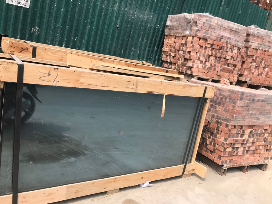 Các vật liệu xây dựng thì chất đống, ngổn ngang ngoài đường.