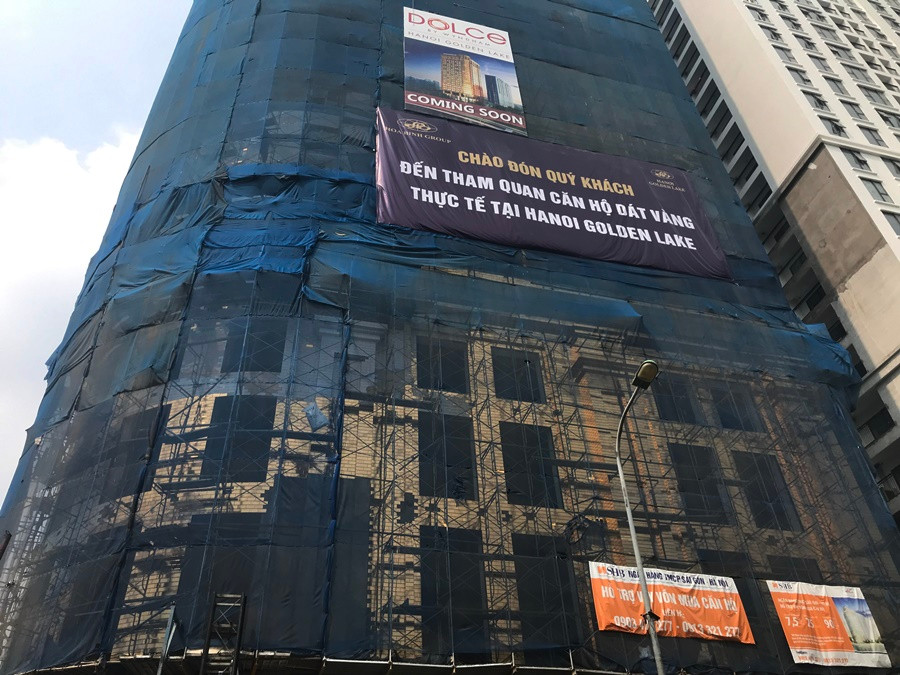 Theo tìm hiểu của PV, tiền thân Hà Nội Golden Lake - B7 Giảng Võ là dự án văn phòng làm việc và nhà ở tại B7 Giảng Võ, do đồng sở hữu là Công ty CP Đầu tư và Phát triển công nghệ MEFRIMEX và bà Phạm Thị Đức làm chủ đầu tư. Tháng 11/2009, dự án này được khởi công xây dựng, với tổng diện tích 2.237,5 m2. Tuy nhiên, sau 10 năm “đắp chiếu” chủ đầu tư cũ đã chuyển nhượng cho Công ty TNHH Hòa Bình chuyển đổi công năng thành dự án khách sạn Hà Nội Golden Lake.