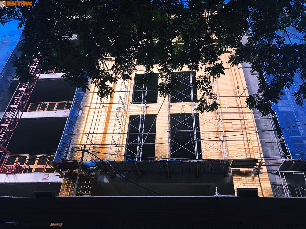 Tuy nhiên, trong quá trình thi công dự án, Tập đoàn Hòa Bình đã thi công xây dựng sai so với giấy phép xây dựng nhiều hạng mục. Cụ thể, chiều cao các tầng hầm thay đổi. Theo đó, tầng hầm 4 đã thi công 7,5m sai 4,2m.; tầng hầm 3 đã thi công 5m sau 1,7m; tầng hầm 2 đã thi công 3,65m sai 0,35m; tầng hầm 1 đã thi công 4,4m sai 0,5m. Sai diện tích xây dựng phần ngầm: Phần vách hầm và diện tích sàn: 4 tầng hầm đã thi công tăng diện tích ra sát ranh giới đất được cấp giấy chứng nhận quyền sử dụng đất, quyền sở hữu nhà ở và tài sản khác gắn liền với đất. Phần thân công trình: Thay đổi vị trí, kích thước các bước cột, vách và diện tích sàn các tầng; đổ tràn sai tầng lửng 1.1 và 1.2 thành tầng, sai 530m2; đổ trần tầng lửng 2.1 thành tầng, sai 184m2.