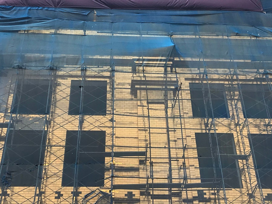 Điểm nhấn của dự án Hà Nội Golden Lake - B7 Giảng Võ là việc chủ đầu tư tiến hành dát vàng 24k lên đến 5.000m2 theo tiêu chuẩn 7 sao đầu tiên tại Giảng Võ từ chân đến nóc bên ngoài tòa nhà.