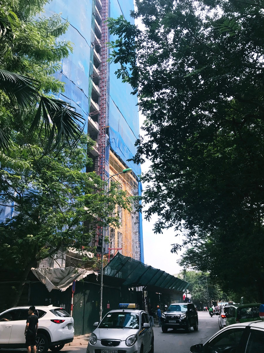 Ghi nhận của PV Kiến Thức trưa ngày 21/10, mặc dù cơ quan chức năng đã đình chỉ toàn diện dự án Hà Nội Golden Lake - B7 Giảng Võ, yêu cầu chủ đầu tư phải xin giấy phép điều chỉnh dự án theo quy định. Thế nhưng, tại công trình này vẫn có dấu hiệu được thi công.