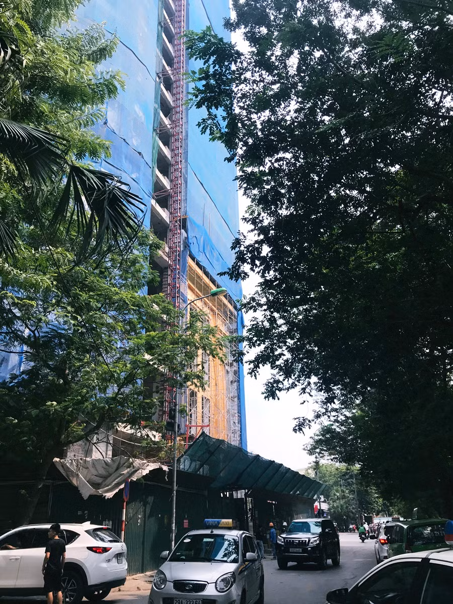 Ghi nhận của PV Kiến Thức trưa ngày 21/10, mặc dù cơ quan chức năng đã đình chỉ toàn diện dự án Hà Nội Golden Lake - B7 Giảng Võ, yêu cầu chủ đầu tư phải xin giấy phép điều chỉnh dự án theo quy định. Thế nhưng, tại công trình này vẫn có dấu hiệu được thi công.