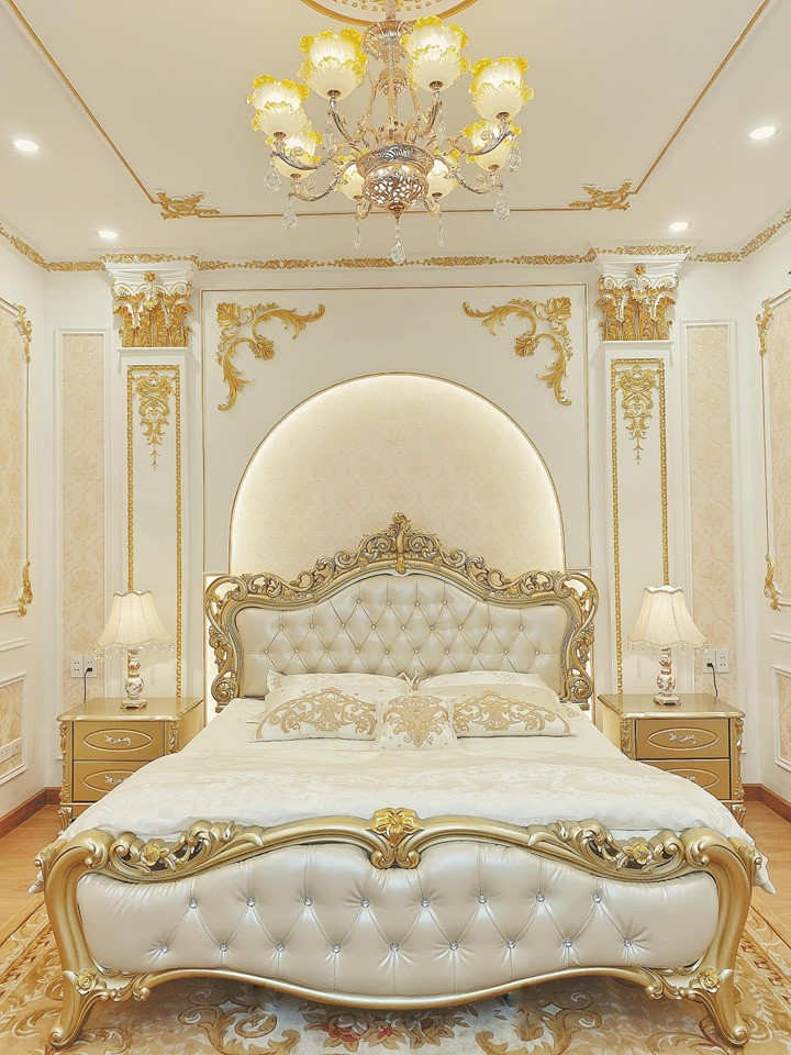 Bên cạnh đó, cô dâu cách đó ít ngày cũng hé lộ một bức ảnh về ngôi nhà mới sẽ dọn về sống sau khi kết hôn. Người đẹp chọn 1 bức ảnh chiếc giường sang trọng cùng chia sẻ: "Phòng mới của đôi vợ chồng son. Chồng chiều hết nấc, tỉ mỉ cẩn thận từ lúc thiết kế đến khi hoàn thiện. Mẹ chồng còn bảo nhiều đêm cứ thấy lọ mọ hoá ra dọn hết cái này cái kia, trải ga trải giường, mua bao thứ về sắm sửa phòng bảo là để chuẩn bị đón vợ về".