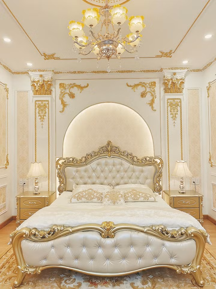 Bên cạnh đó, cô dâu cách đó ít ngày cũng hé lộ một bức ảnh về ngôi nhà mới sẽ dọn về sống sau khi kết hôn. Người đẹp chọn 1 bức ảnh chiếc giường sang trọng cùng chia sẻ: "Phòng mới của đôi vợ chồng son. Chồng chiều hết nấc, tỉ mỉ cẩn thận từ lúc thiết kế đến khi hoàn thiện. Mẹ chồng còn bảo nhiều đêm cứ thấy lọ mọ hoá ra dọn hết cái này cái kia, trải ga trải giường, mua bao thứ về sắm sửa phòng bảo là để chuẩn bị đón vợ về".