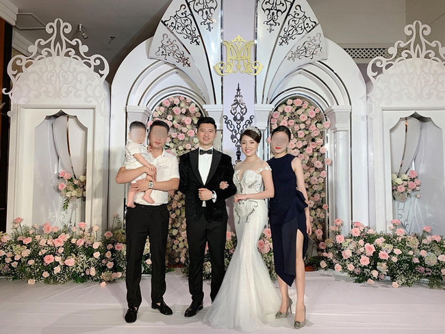 Theo chia sẻ từ một vài khách dự tiệc cưới là bạn bè người thân của cô dâu chú rể, quy mô của ngày đại hỷ khiến không ít người phải choáng ngợp.