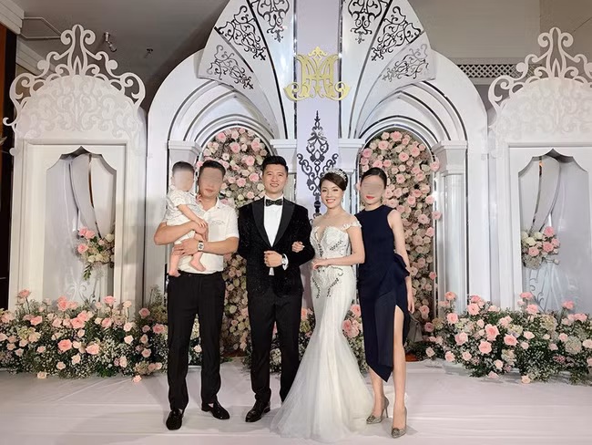 Theo chia sẻ từ một vài khách dự tiệc cưới là bạn bè người thân của cô dâu chú rể, quy mô của ngày đại hỷ khiến không ít người phải choáng ngợp.