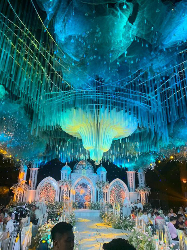 Tiếp đó là không gian bên trong tiệc cưới được quan khách ví như lạc vào cung điện lâu đài.