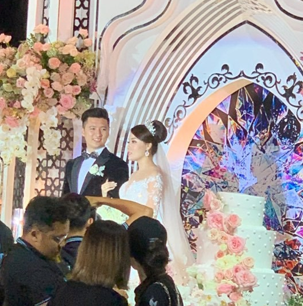 Hôm 2/10, nữ giảng viên Âu Hà My - hôn thê cũ của diễn viên nhí nổi tiếng 1 thời đã chuyển sang làm cơ phó Hà Duy - đã tổ chức tiệc cưới hoành tráng với chồng doanh nhân kiêm diễn viên, MC Nguyễn Trọng Hưng. Vì chưa công khai hình ảnh chính thức nên một số hình ảnh rò rỉ từ tiệc cưới của cặp đôi ngôn tình bậc nhất này khiến cộng đồng mạng xôn xao.