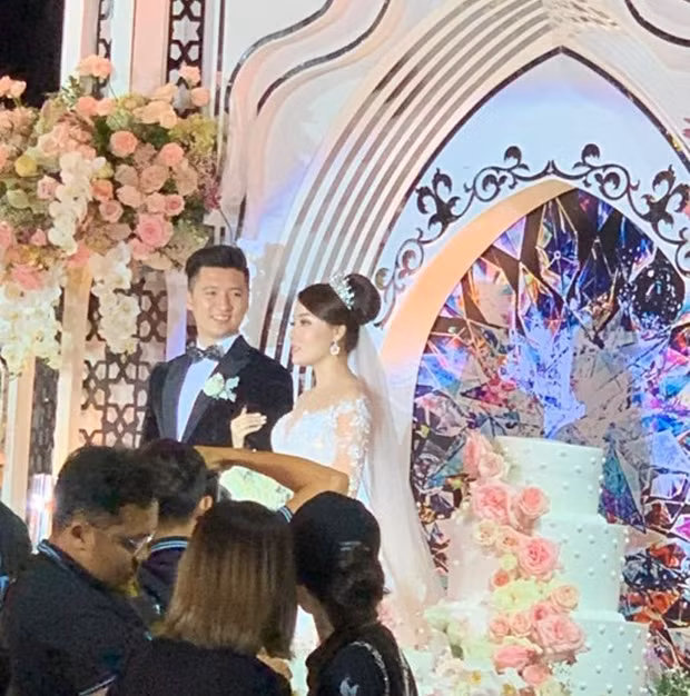 Hôm 2/10, nữ giảng viên Âu Hà My - hôn thê cũ của diễn viên nhí nổi tiếng 1 thời đã chuyển sang làm cơ phó Hà Duy - đã tổ chức tiệc cưới hoành tráng với chồng doanh nhân kiêm diễn viên, MC Nguyễn Trọng Hưng. Vì chưa công khai hình ảnh chính thức nên một số hình ảnh rò rỉ từ tiệc cưới của cặp đôi ngôn tình bậc nhất này khiến cộng đồng mạng xôn xao.