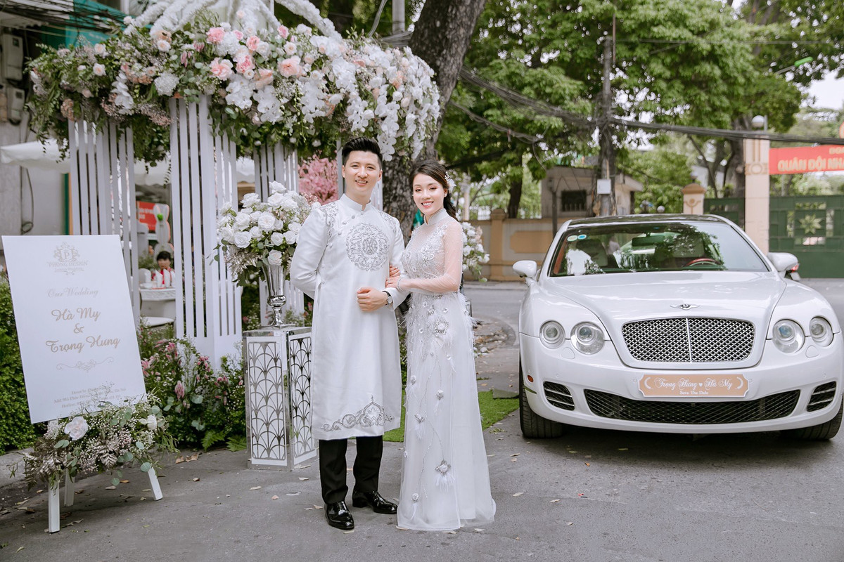 Trước đó, trong lễ ăn hỏi, họ sử dụng một chiếc Bentley trắng được trang trí cầu kỳ.