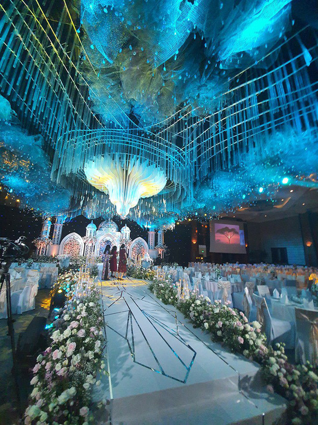 Hệ thống đèn chùm kết hợp với nến và hoa tươi nhập khẩu số lượng lớn cho thấy chi phí không hề nhỏ cho phần trang trí.