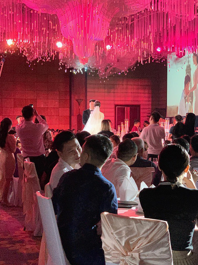 Vì chưa lộ ảnh bàn tiệc nhưng với không gian nơi tổ chức như vậy, dân mạng đồn đoán sự xa xỉ của những món ăn cũng sẽ không kém phần sang chảnh.