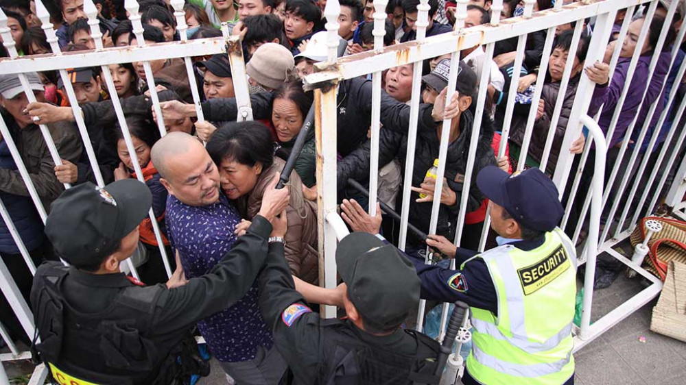 Xa hoi con khong biet xep hang, con lau moi den duoc van minh-Hinh-2