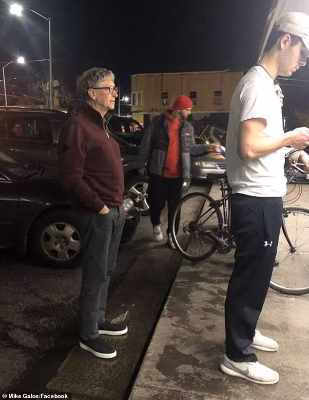 Xa hoi con khong biet xep hang, con lau moi den duoc van minh