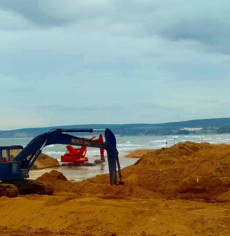 Binh Thuan: Bam nat bo bien de khai thac cat trai phep