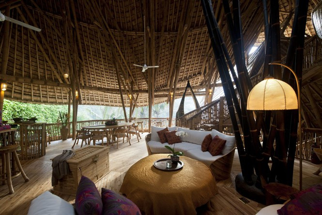 Phòng khách rộng rãi và có tầm nhìn xuống thung lũng sông Ayung, Indonesia.