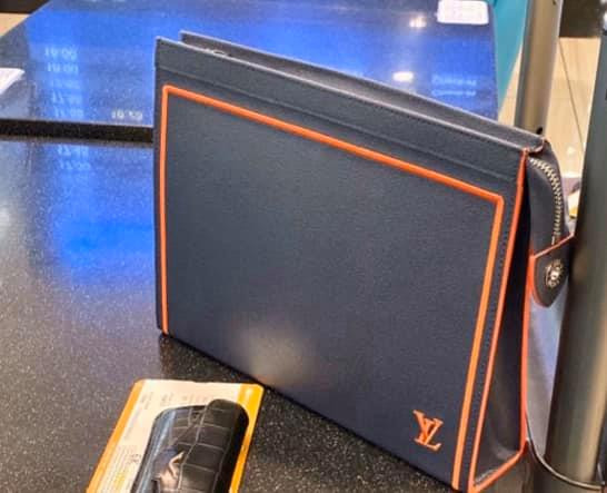 Vietnam Airlines noi gi khach VIP bo quen tui LV o khoang hang nhat... mat luon do?