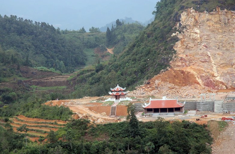 Các hạng mục được xây bên trong núi đá vôi đang bị tàn phá.