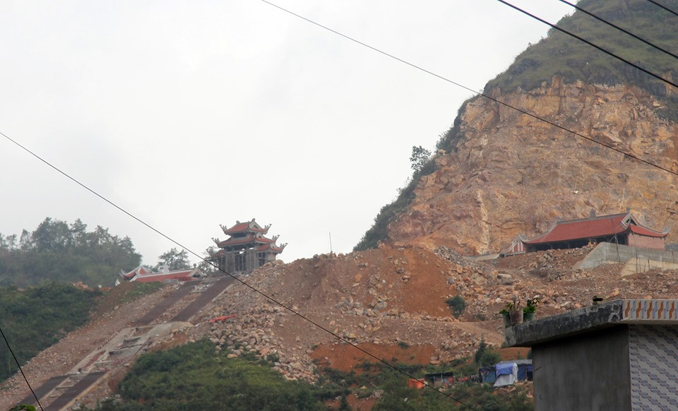 Núi đá vôi bị "xẻ" toang hoác để xây dựng các hạng mục của dự án khu du lịch sinh thái tâm linh Lũng Cú.