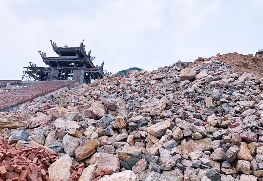 Trước đó, trả lời một số cơ quan truyền thông một đại diện của Đồn biên phòng Lũng Cú cho hay, dự án này gồm ba hạng mục chùa, đền, đại tượng Phật nằm ở ba phía của cột cờ Lũng Cú, tạo thành thế chân vạc bao quanh cột cờ Lũng Cú. Ba hạng mục đều tựa lưng vào núi, quay mặt vào cột cờ quốc gia và mở đường đi tới cột cờ. Như vậy, ba hạng mục của dự án du lịch đã ôm lấy ba mặt của núi Rồng nơi có cột cờ Lũng Cú. Mặt thứ 4 chính là công trình bảo vệ biên giới tại trung tâm xã Lũng Cú nằm ở phía nam.