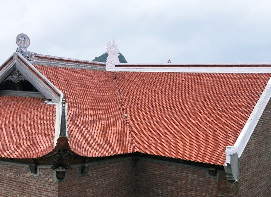 Mái nhà chùa được lợp bằng ngói đỏ chắc chắn.