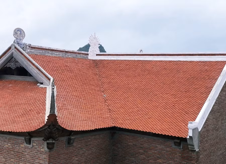 Mái nhà chùa được lợp bằng ngói đỏ chắc chắn.
