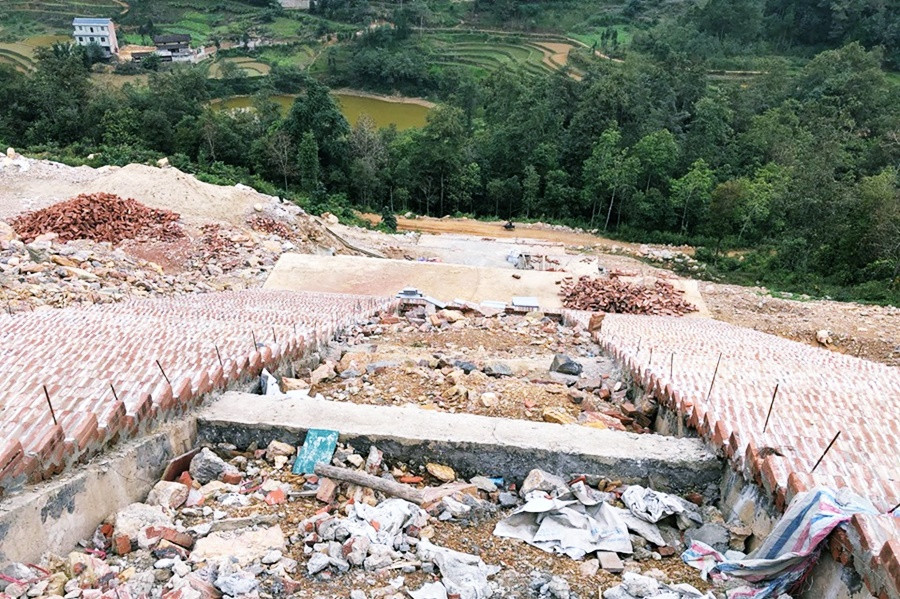 Đáng chú ý là trong công văn gửi UBND tỉnh Hà Giang ngày 25/10 vừa qua liên quan đến dự án này, Bộ Văn hóa - Thể thao và Du lịch khẳng định dự án khu du lịch sinh thái văn hóa tâm linh Lũng Cú chưa tuân thủ 2 quy hoạch của Thủ tướng cho cao nguyên đá Đồng Văn và đề nghị phải xử lý nghiêm.