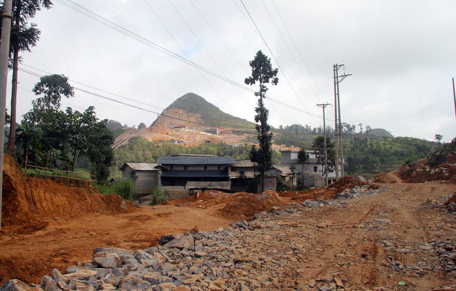 Con đường rộng khoảng 33m, dài gần 2km đi qua cánh đồng vào khu dự án được rải đá để phục vụ thi công dự án.