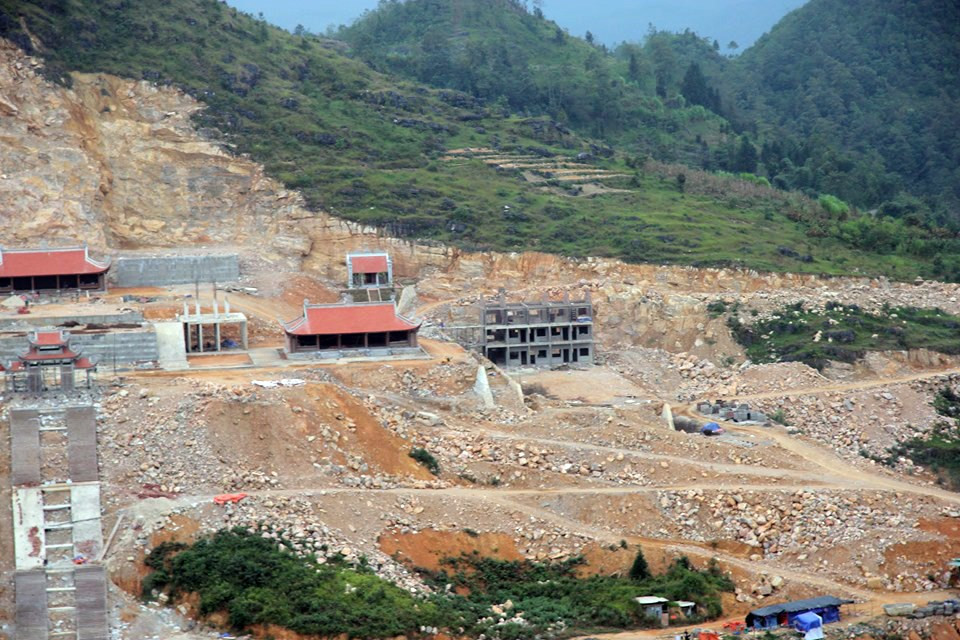 Nhìn từ cột cờ Lũng Cú, công trường dự án khu du lịch sinh thái văn hóa tâm linh Lũng Cú vẫn còn rất ngổn ngang.