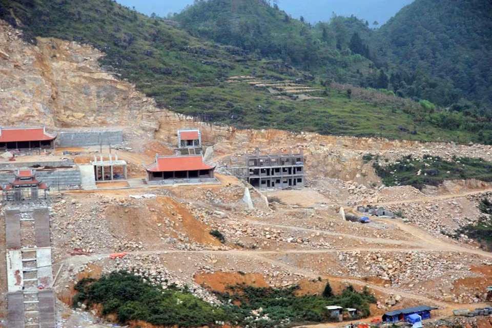 Nhìn từ cột cờ Lũng Cú, công trường dự án khu du lịch sinh thái văn hóa tâm linh Lũng Cú vẫn còn rất ngổn ngang.