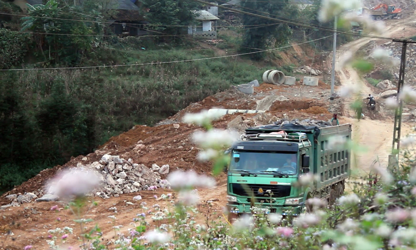 Những chiếc xe tải lớn chở vật liệu xây dựng chạy ầm ầm ra vào khu vực công trình dự án khu du lịch sinh thái văn hóa tâm linh Lũng Cú.