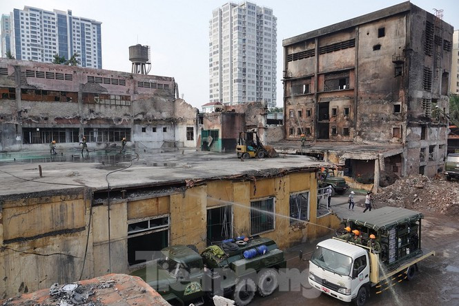 Can canh bo doi dung sung phun hoa chat de tay doc Rang Dong