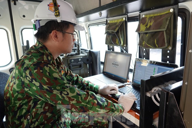 Theo dõi các chỉ số từ xe quan trắc môi trường của Binh chủng Hóa học