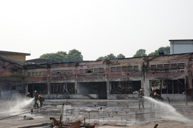 Bộ đội phòng hóa tẩy độc trên nóc nhà xưởng Rạng Đông, chiều 5/10