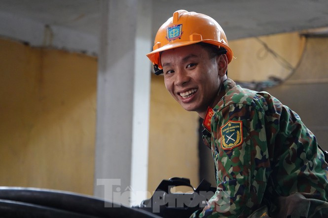 Nụ cười của một chiến sĩ Binh chủng Hóa học sau khi hoàn thành nhiệm vụ tẩy độc ở Công ty Rạng Đông, chiều 5/10