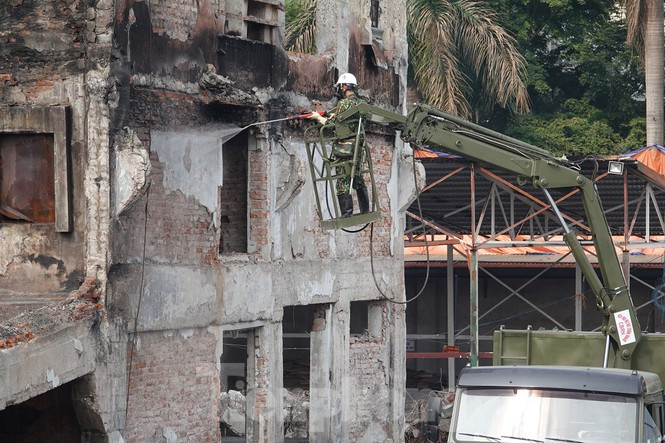 Sau khi chống lan tỏa thủy ngân và hỗ trợ URENCO 10 bốc xếp, cô lập nguồn ô nhiễm, Bộ đội phòng hóa đã tiến hành tiêu tẩy toàn bộ hiện trường, trong đó bao gồm các loại tro xỉ, bóng đèn, vật liệu xây dựng, kể cả tường nhà, mái tôn với tổng diện tích hơn 30 nghìn m2.