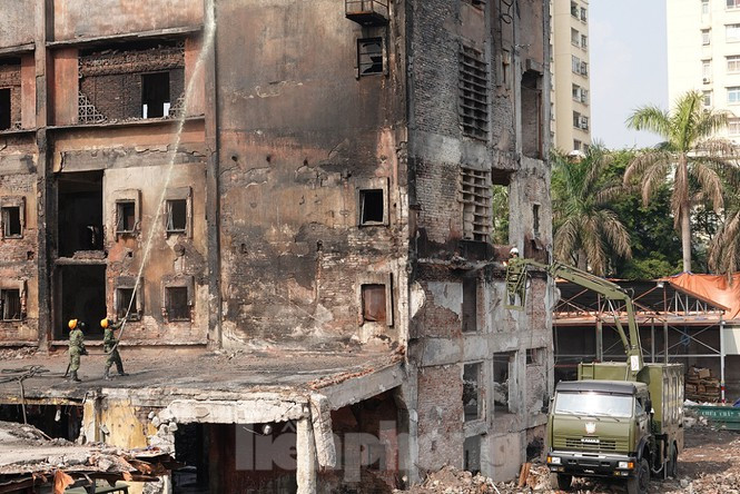 Kể từ khi bắt đầu “chiến dịch” xử lý, khắc phục hậu quả vụ cháy ở Công ty Rạng Đông (từ ngày 12/9 đến ngày 5/10), trung bình mỗi ngày, Binh chủng Hóa học duy trì tại đây 60 cán bộ, chiến sĩ và nhiều lượt phương tiện, khí tài phòng hóa chuyên dụng, trong đó có những phương tiện, khí tài lần đầu được sử dụng để quan trắc trinh sát môi trường cả ngày lẫn đêm.