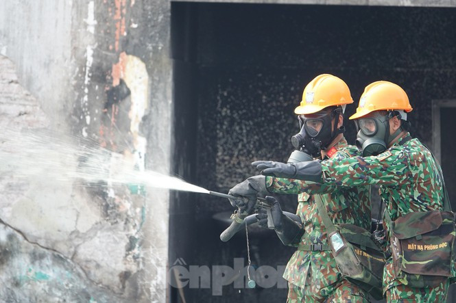 Lực lượng phòng hóa của Quân đội đã sử dụng các loại hóa chất, vật liệu để cô lập, chống phát tán thủy ngân ra môi trường bên ngoài, đặc biệt là khu vực 2 nhà kho chứa bóng đèn huỳnh quang bị cháy.