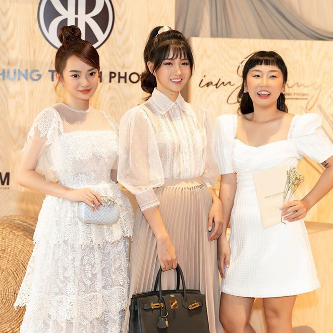 Một trong những nhóm bạn thân được giới trẻ yêu mến hiện nay là bộ ba Kaity Nguyễn - Kiều Trinh Xíu - Trang Hý. Tuy có phong cách "không liên quan", cả 3 thường xuất hiện cùng nhau trong các sự kiện và đi du lịch chung khiến nhiều người nói trông như chị em trong nhà.