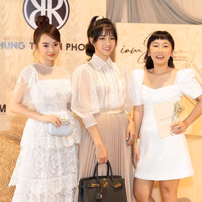 Một trong những nhóm bạn thân được giới trẻ yêu mến hiện nay là bộ ba Kaity Nguyễn - Kiều Trinh Xíu - Trang Hý. Tuy có phong cách "không liên quan", cả 3 thường xuất hiện cùng nhau trong các sự kiện và đi du lịch chung khiến nhiều người nói trông như chị em trong nhà.