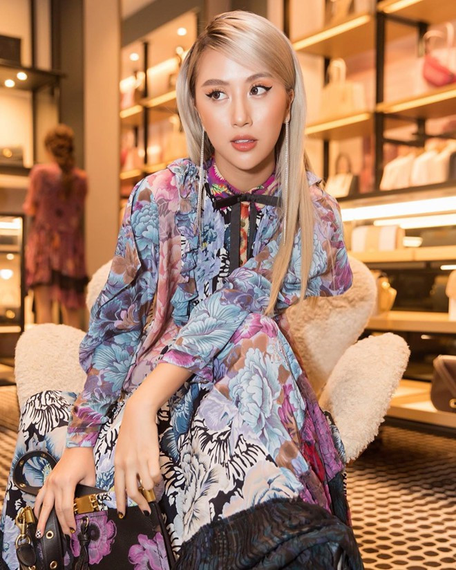 Về phong cách, Quỳnh Anh Shyn cũng là người có những thay đổi rõ rệt nhất. 9X hiện luôn trang điểm sắc nét, nhuộm tóc sáng màu và thường xuyên khoe ảnh mặc bikini, đồ cá tính. Trái lại, An Japan và Mẫn Tiên vẫn trung thành với phong cách nữ tính, thanh lịch. Thỉnh thoảng, 2 hot girl này cũng "đổi gió" sang diện đồ gợi cảm và nhận được nhiều lời khen từ dân mạng..