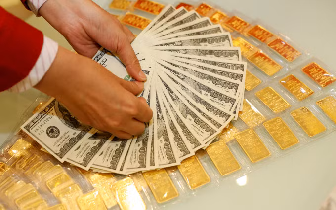 Gia vang hom nay: 43,30 trieu dong/luong ban ra