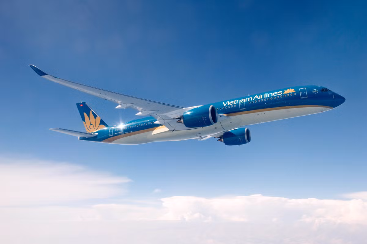May bay Vietnam Airlines thung vo dong co do va cham long, khach mac ket tai Nga